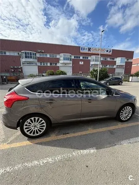 Usado Ford Focus Titanium 125 CV (91 kW) 2012 Marrón Berlina