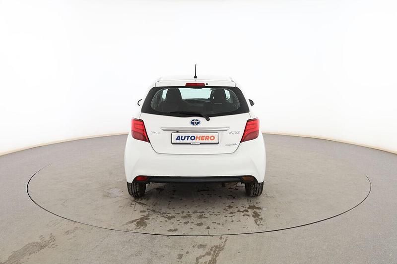 Usado Toyota Yaris Hybrid Active 101 CV (74 kW) 2014 Blanco Berlina