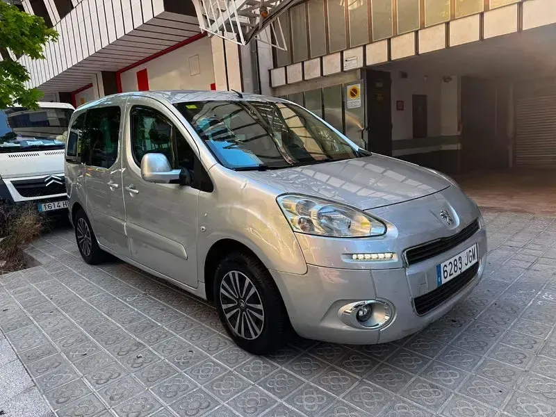 Usado Peugeot Partner Tepee Active 92 CV (67 kW) 2015 Gris / plata Monovolumen