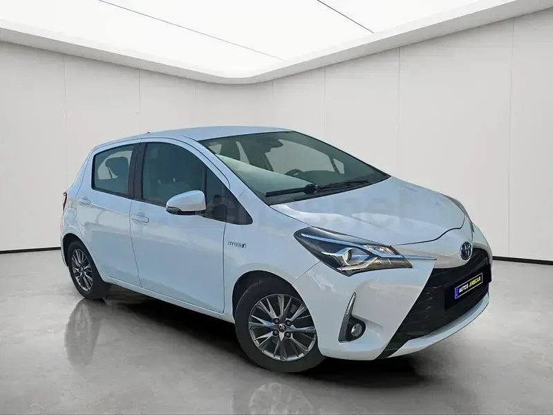 Usado Toyota Yaris Hybrid Active 100 CV (73 kW) 2020 Blanco Berlina