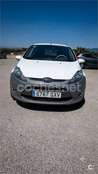 Usado Ford Fiesta Trend 68 CV (50 kW) 2010 Blanco Berlina