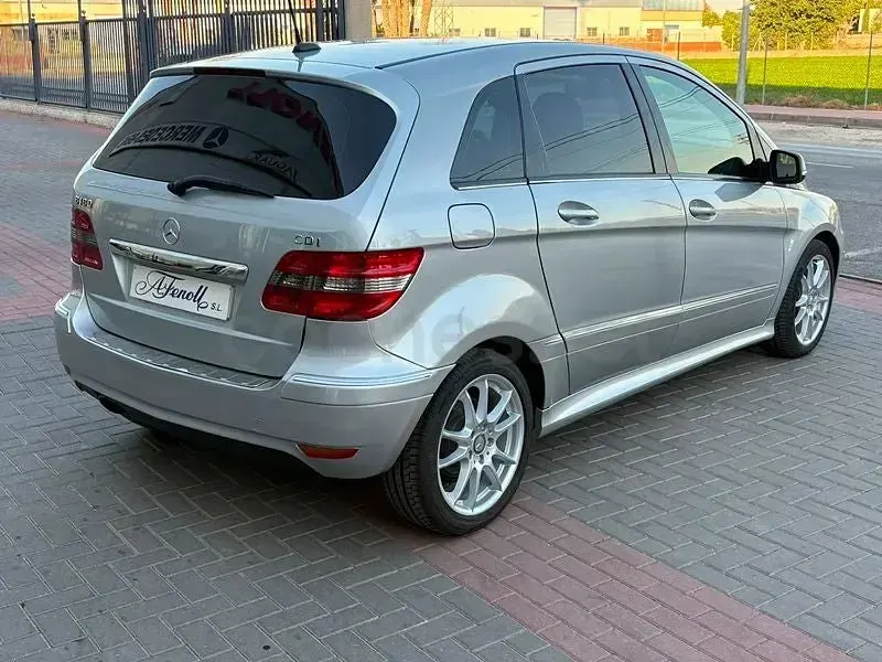 Usado Mercedes B180 109 CV (80 kW) 2009 Gris / plata Monovolumen