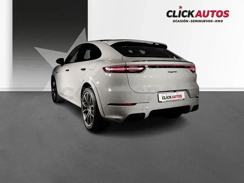 Usado Porsche Cayenne Platinum Edition 462 CV (339 kW) 2023 Gris / plata SUV