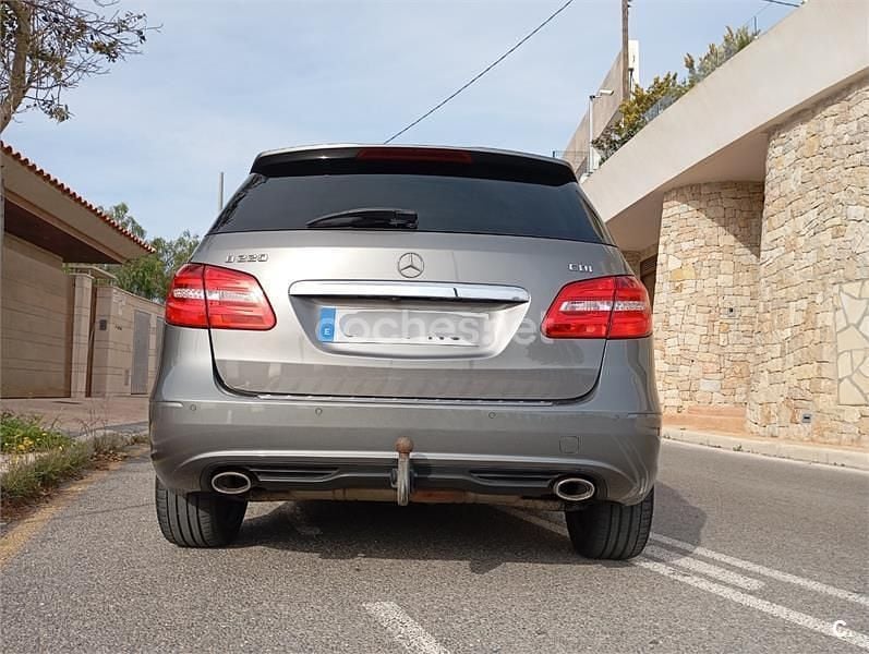 Usado Mercedes B220 170 CV (125 kW) 2014 Gris / plata Monovolumen