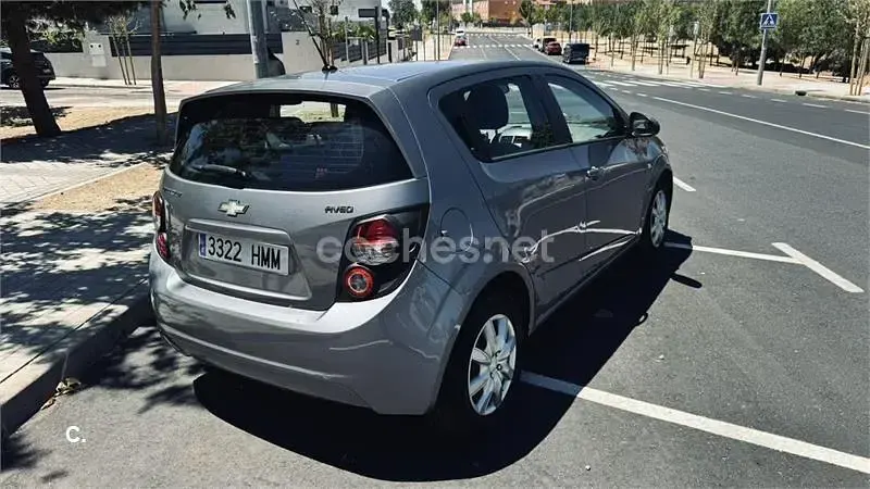 Usado Chevrolet Aveo LT 75 CV (55 kW) 2012 Gris / plata Berlina