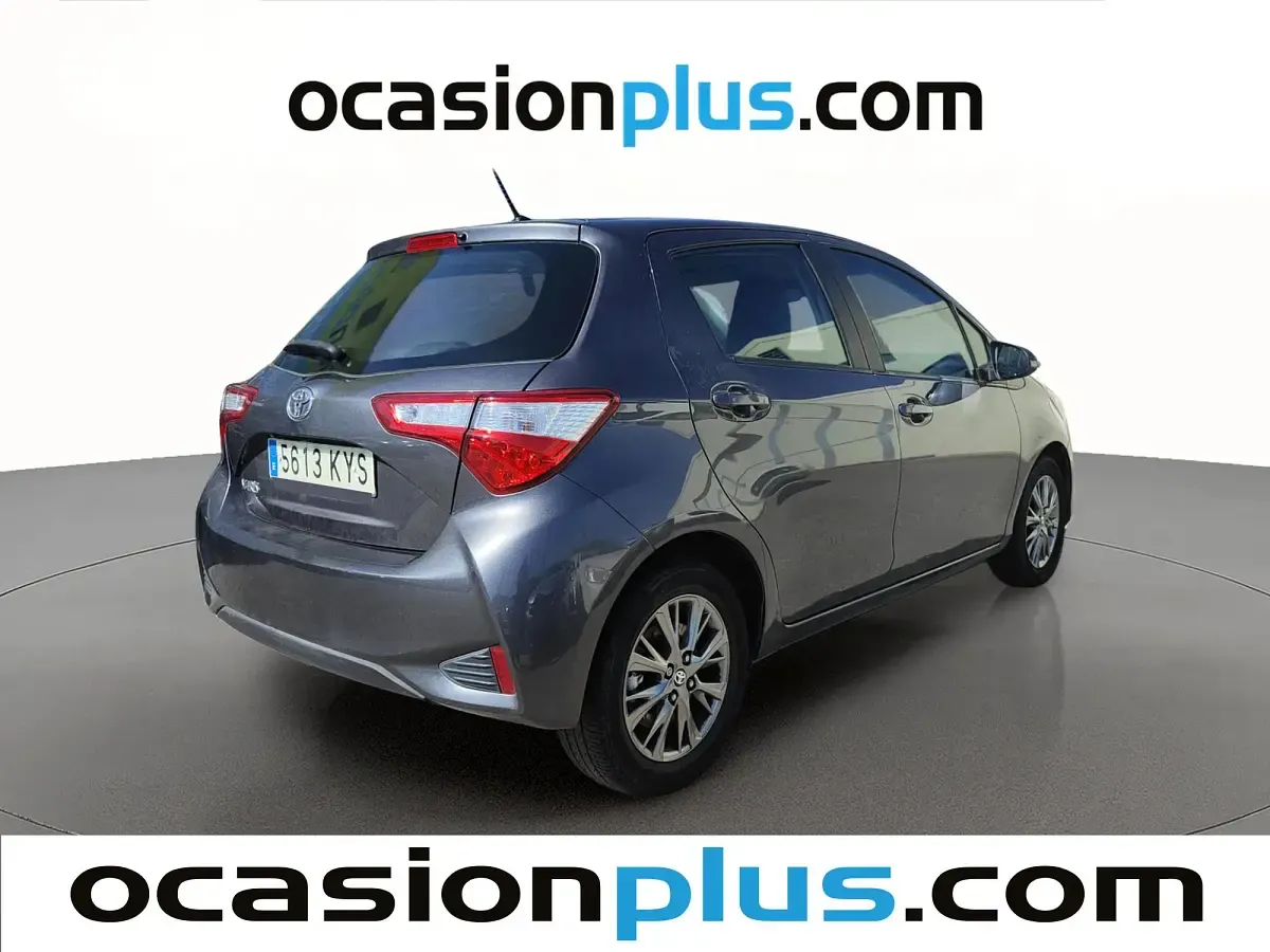 Usado Toyota Yaris Active 111 CV (81 kW) 2019 Gris Utilitario