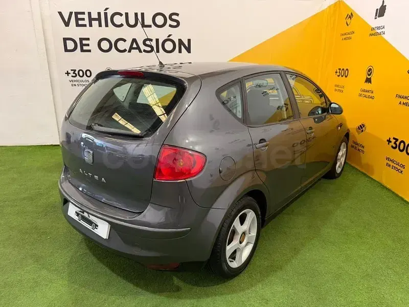 Usado Seat Altea Reference 102 CV (75 kW) 2004 Gris / plata Monovolumen