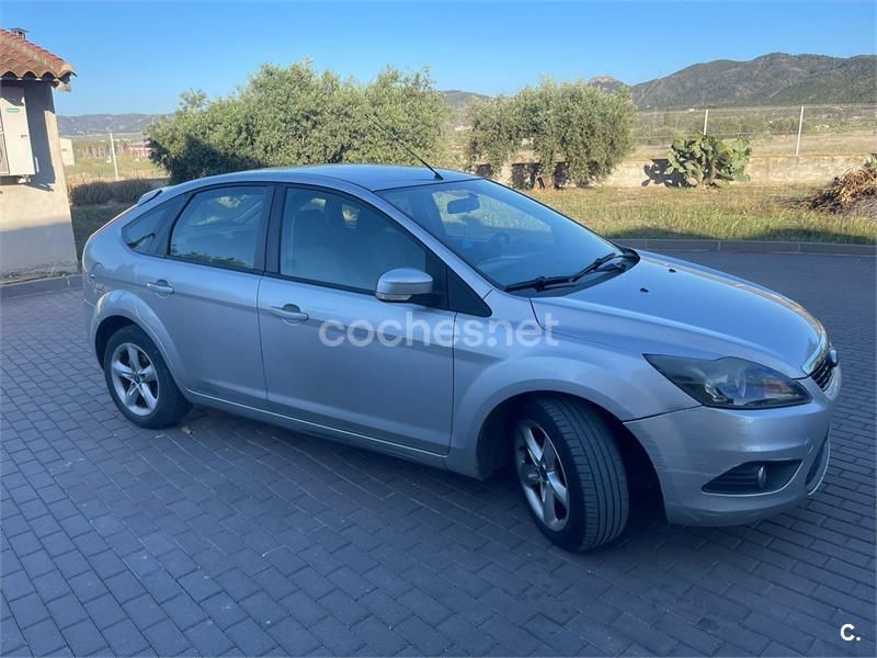 Gris / plata Usado 2010 Ford Focus Trend Berlina | 4600 € (Precio justo) - Imagen 1/3