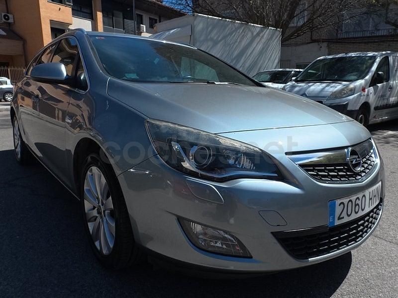Usado Opel Astra Excellence 140 CV (102 kW) 2012 Gris / plata Familiar