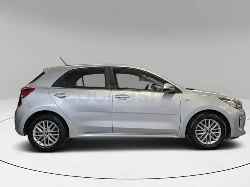 Usado Kia Rio 84 CV (61 kW) 2018 Gris / plata Berlina