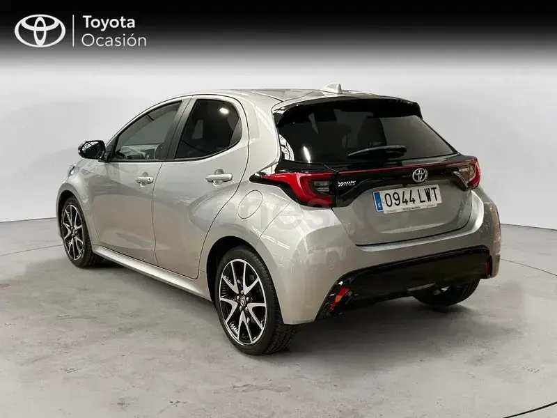Usado Toyota Yaris Hybrid Active 116 CV (85 kW) 2022 Gris / plata Berlina