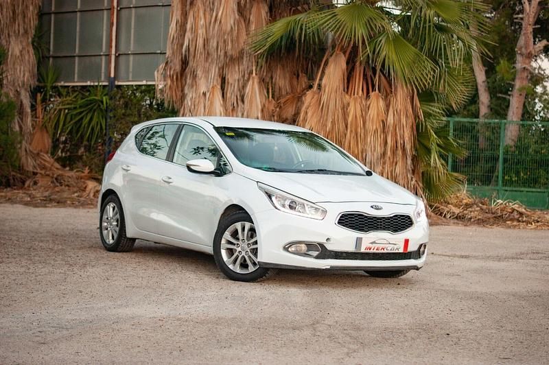 Blanco Usado 2013 Kia Ceed GT Utilitario | 6300 € (Precio justo) - Imagen 1/4