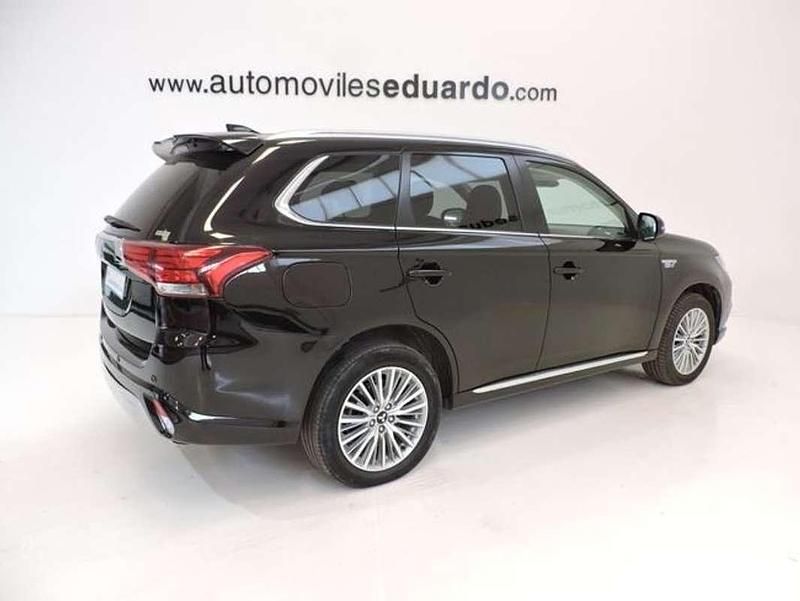 Usado Mitsubishi Outlander P-HEV 224 CV (164 kW) 2021 Negro SUV