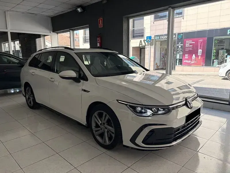 Usado VW Golf VIII R-line 150 CV (110 kW) 2022 Blanco Familiar