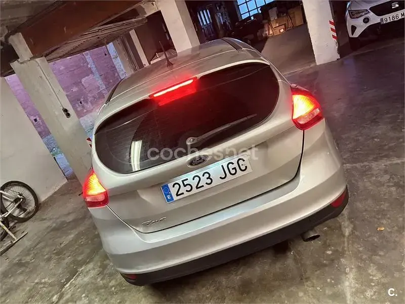Usado Ford Focus Trend 125 CV (91 kW) 2015 Gris / plata Berlina