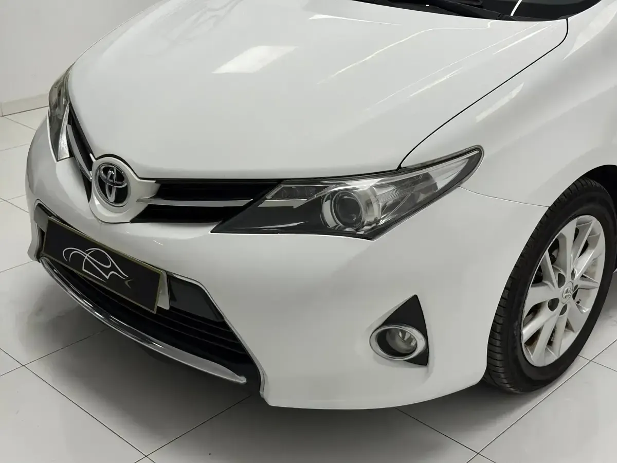 Usado Toyota Auris Business Edition 124 CV (91 kW) 2014 Blanco Utilitario