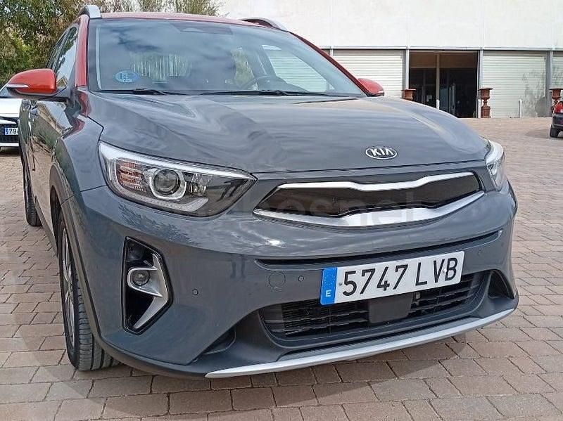 Usado Kia Stonic 120 CV (88 kW) 2022 Gris / plata SUV