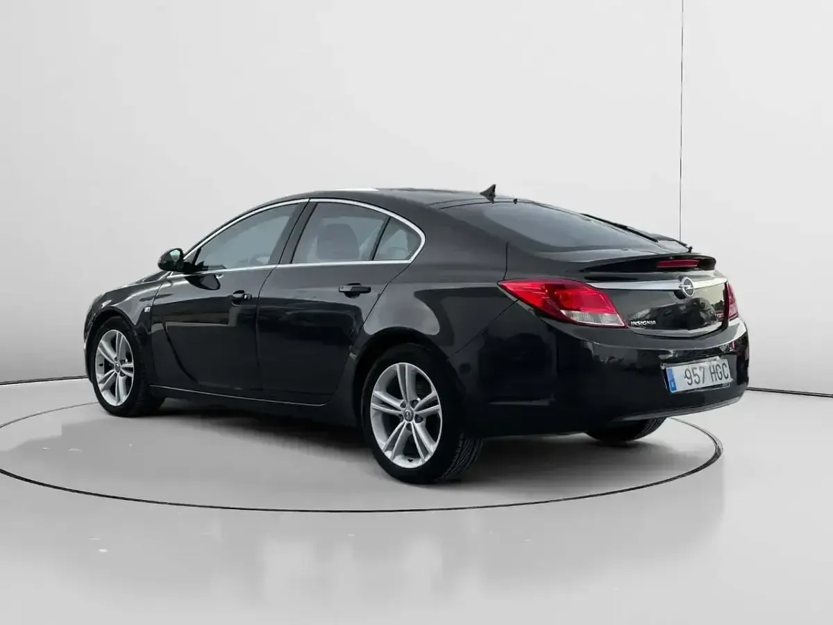 Usado Opel Insignia Sport 160 CV (117 kW) 2011 Negro Berlina