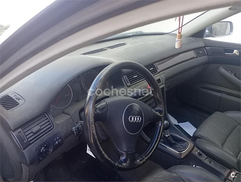 Usado Audi A6 155 CV (114 kW) 2003 Gris / plata Familiar