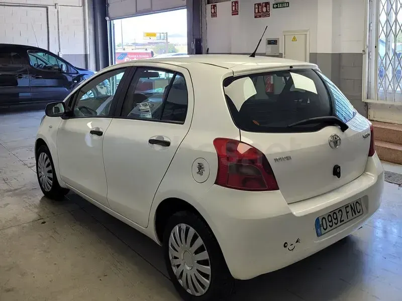 Usado Toyota Yaris Sol 87 CV (63 kW) 2007 Blanco Utilitario