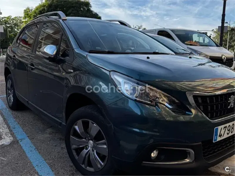 Usado Peugeot 2008 Style 82 CV (60 kW) 2018 Gris / plata SUV