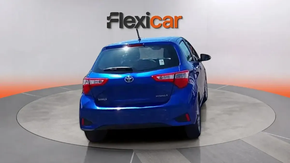 Usado Toyota Yaris Hybrid Active 100 CV (73 kW) 2020 Azul Berlina