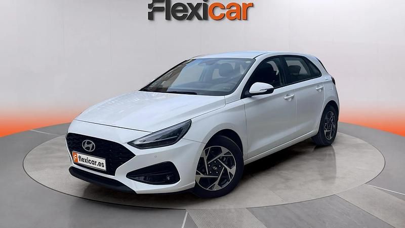 Usado Hyundai i30 120 CV (88 kW) 2024 Blanco Berlina