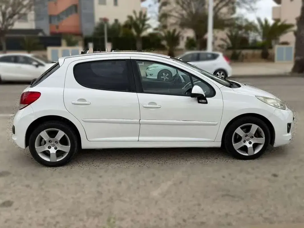 Usado Peugeot 207 Active 92 CV (67 kW) 2011 Blanco Utilitario