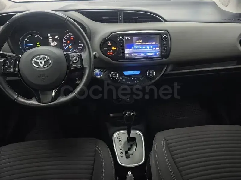 Usado Toyota Yaris Hybrid Active 100 CV (73 kW) 2018 Negro Berlina