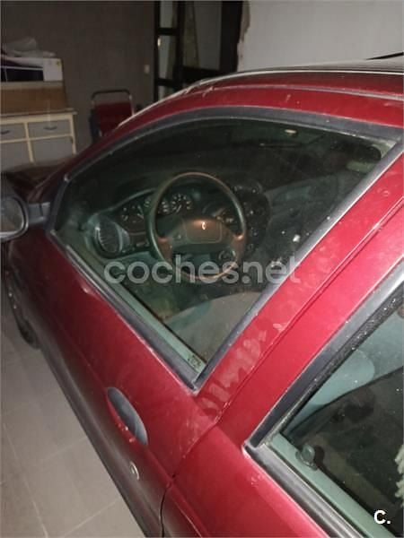 Usado Renault Mégane 90 CV (66 kW) 1997 Rojo Berlina