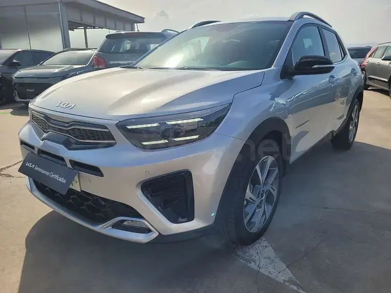 Usado Kia Stonic GT-Line 100 CV (73 kW) 2025 Gris / plata SUV