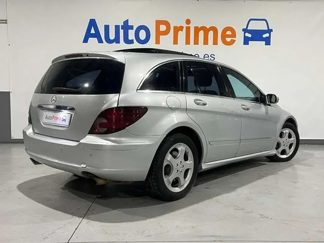 Usado Mercedes R320 224 CV (164 kW) 2006 Plateado Monovolumen