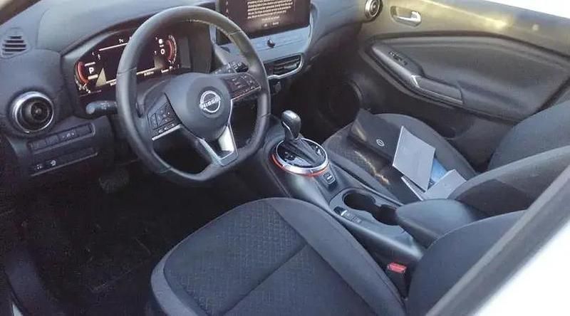 Usado Nissan Juke N-Connecta 114 CV (83 kW) 2025 Lunar white (metalizado) techo SUV