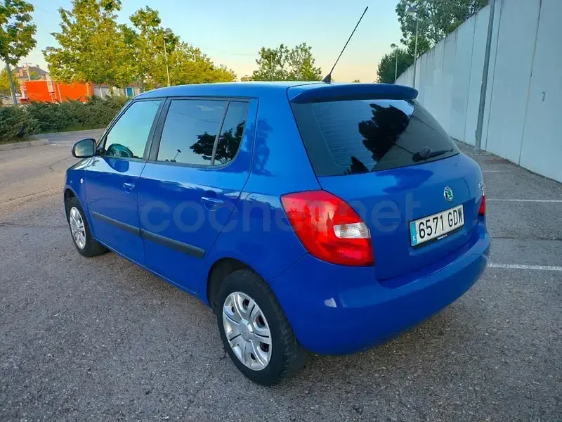 Usado Skoda Fabia 60 CV (44 kW) 2008 Azul Berlina