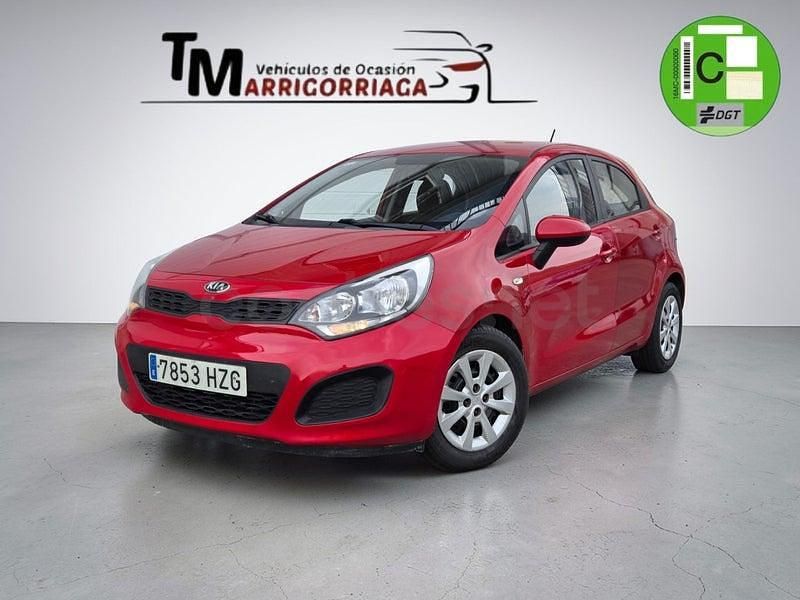 Usado Kia Rio 85 CV (62 kW) 2014 Granate Berlina