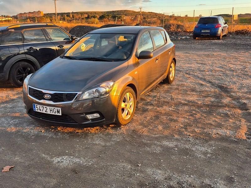 Usado Kia Ceed Active 126 CV (92 kW) 2011 Gris / plata Utilitario
