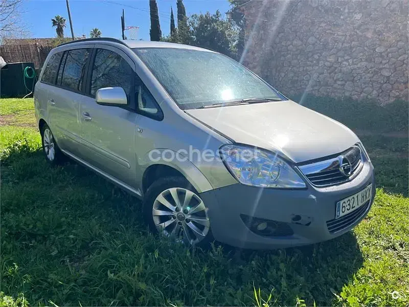 Usado Opel Zafira Family 120 CV (88 kW) 2014 Gris / plata Monovolumen