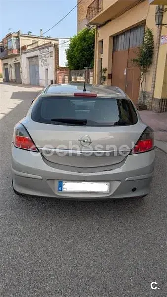 Usado Opel Astra GTC Enjoy 100 CV (73 kW) 2005 Blanco Berlina