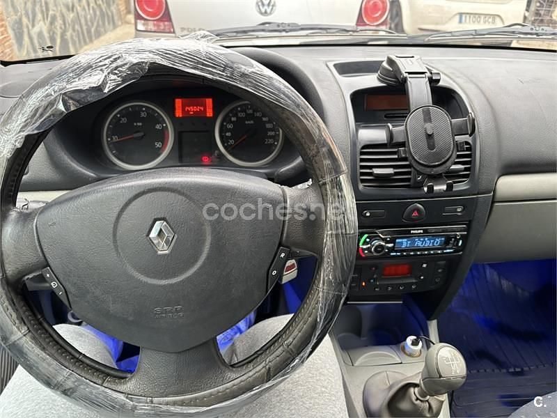 Usado Renault Clio II Authentique 80 CV (58 kW) 2004 Gris / plata Berlina