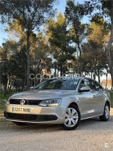 Usado VW Jetta Advance 105 CV (77 kW) 2013 Beige Berlina