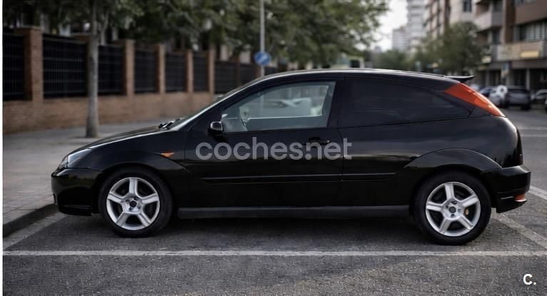 Usado Ford Focus Trend 115 CV (84 kW) 2001 Negro Berlina