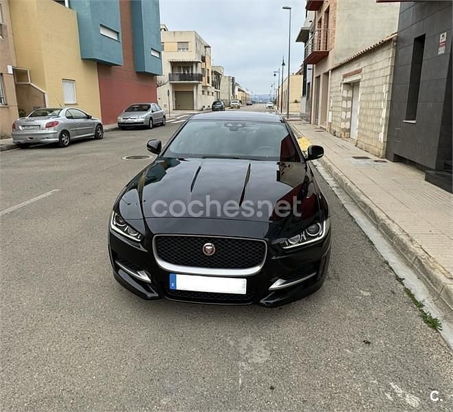 Usado Jaguar XE R-Sport 180 CV (132 kW) 2017 Negro Berlina