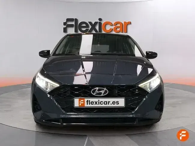 Usado Hyundai i20 100 CV (73 kW) 2022 Gris Utilitario