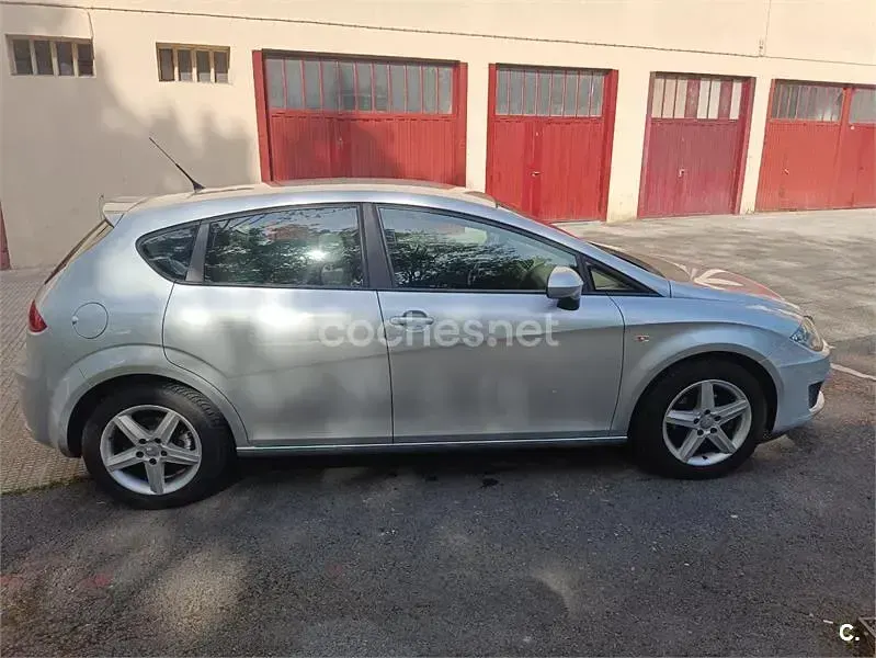 Begagnad Seat Leon Reference 105 HK (77 kW) 2010 Grå Halvkombi