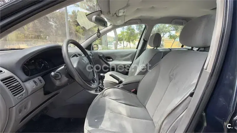 Usado Renault Laguna II Dynamique 120 CV (88 kW) 2001 Verde Berlina