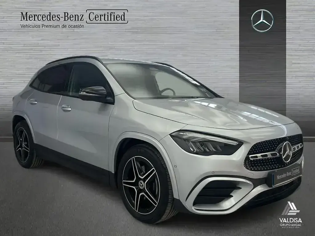 Usado Mercedes GLA200 AMG line 150 CV (110 kW) 2025 Plata hightech SUV