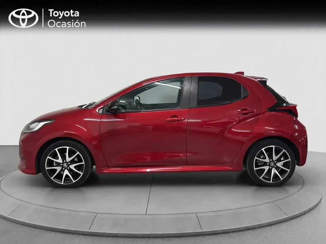 Usado Toyota Yaris Hybrid Plus 116 CV (85 kW) 2022 Rojo emocion Berlina