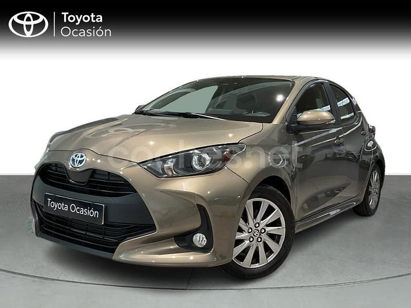 Verde Usado 2024 Toyota Yaris Hybrid Active Berlina | 21.900 € (Precio justo) - Imagen 1/4