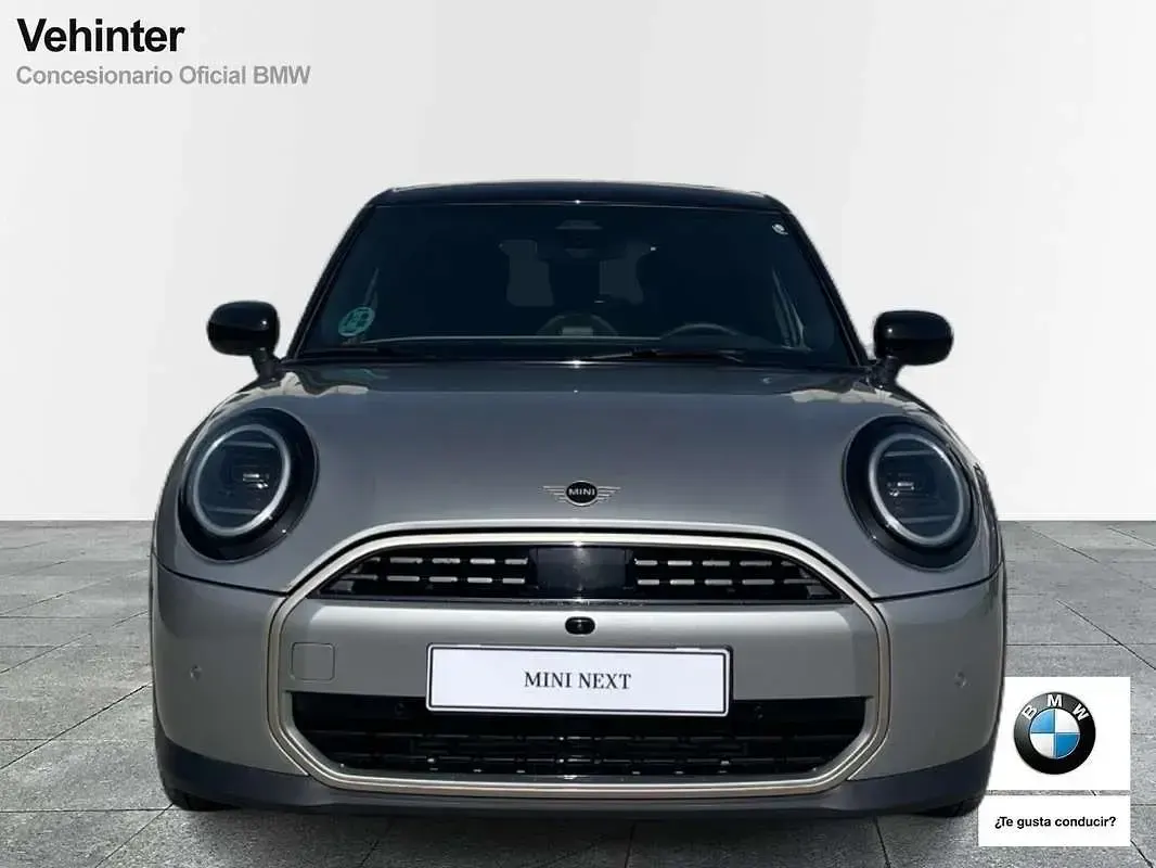 Usado Mini Cooper Essential 114 kW (156 CV) 2025 Plateado Utilitario