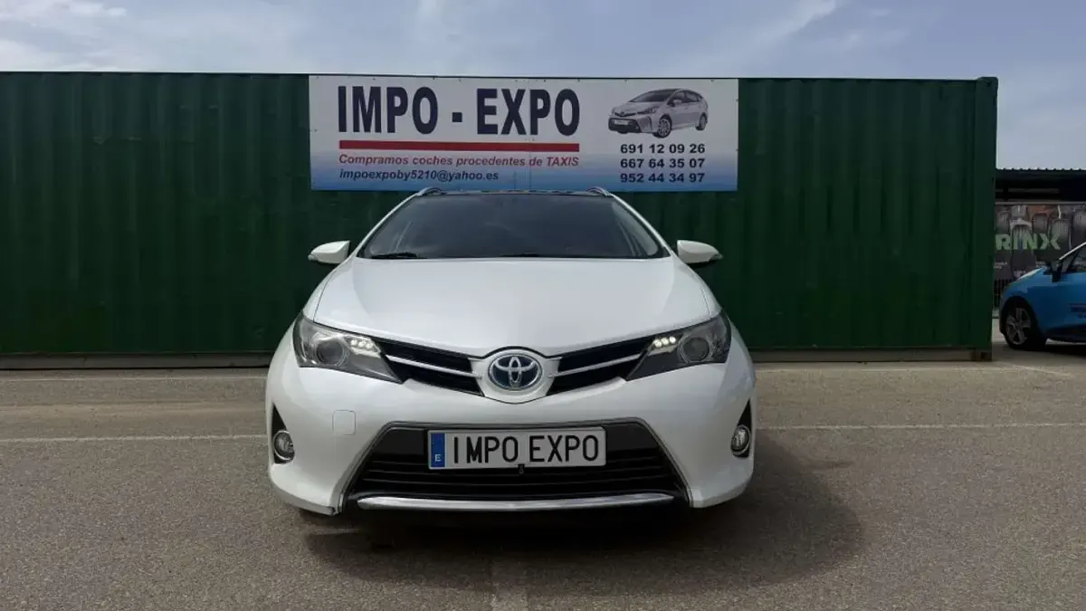 Usado Toyota Auris Touring Sports Business Edition 136 CV (100 kW) 2015 Blanco Familiar